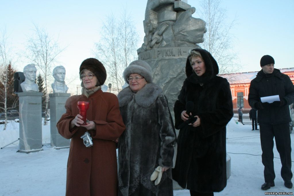 Т.Коськина со свечой на мемориале